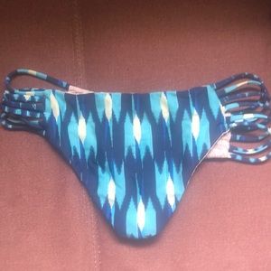 Acacia Medium Bottom